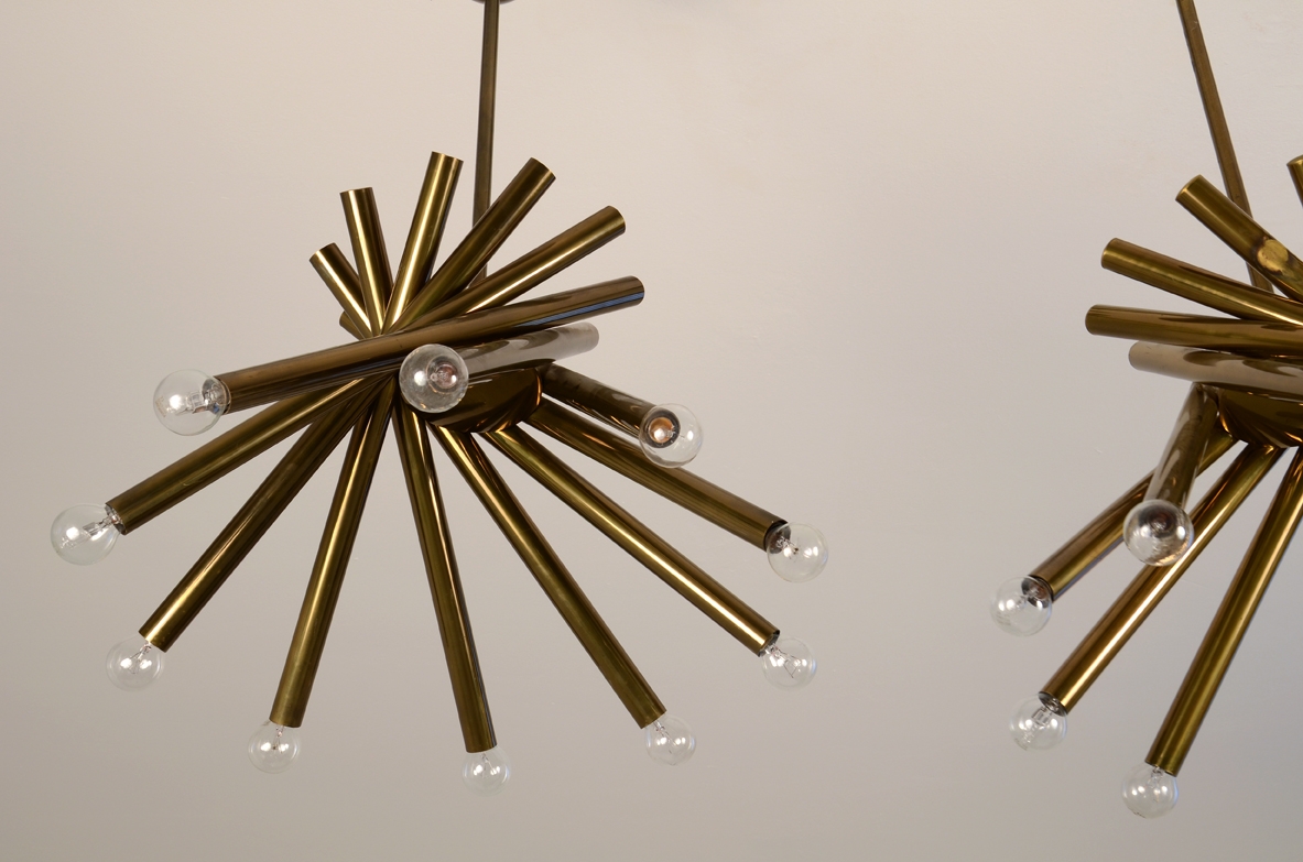 Stilnovo, rara coppia di lampadari anni 60 in ottone a dieci luci. Stilnovo, rara coppia di lampadari anni 60 in ottone a dieci luci.