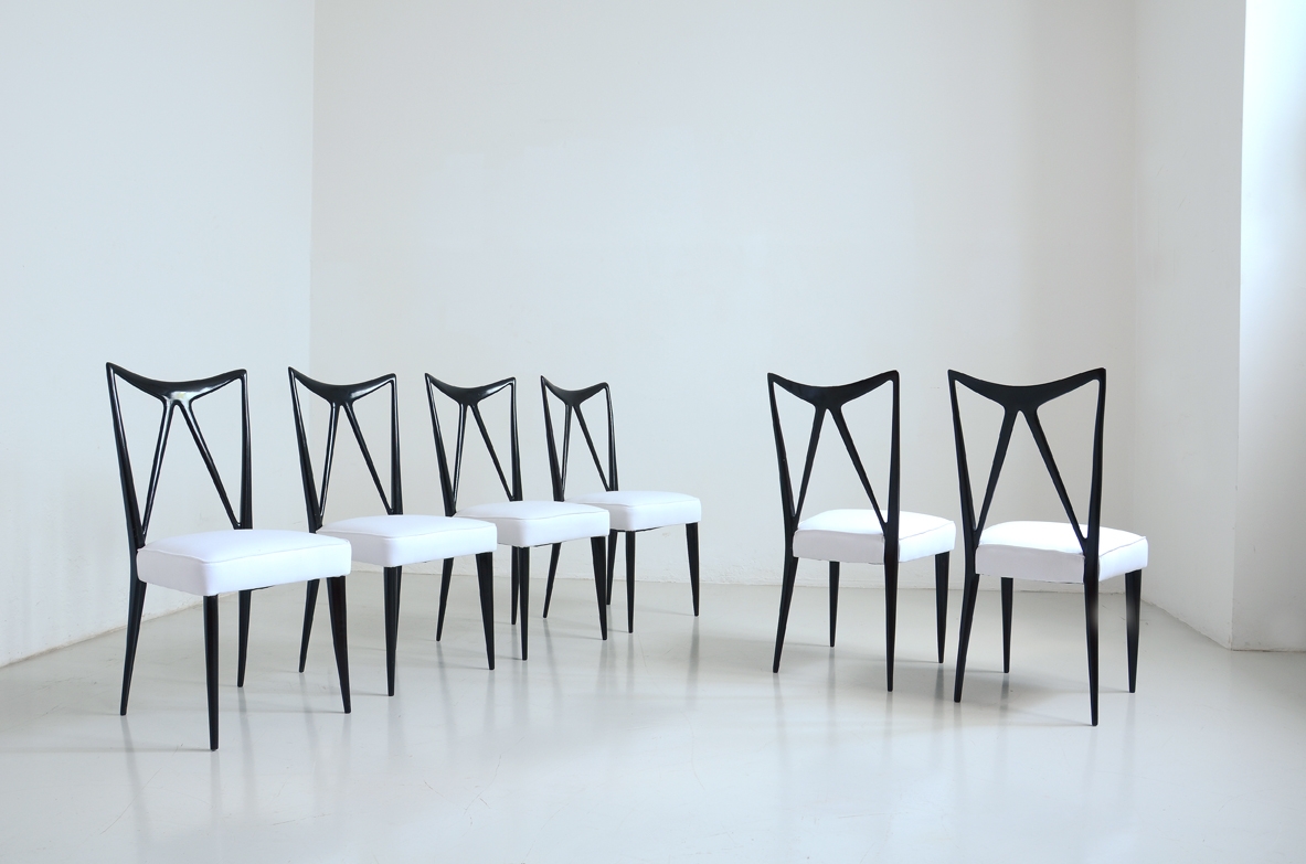 Gruppo di sei raffinate sedie in mogano tinto all'anilina, attr.Ico Parisi, 1950ca.