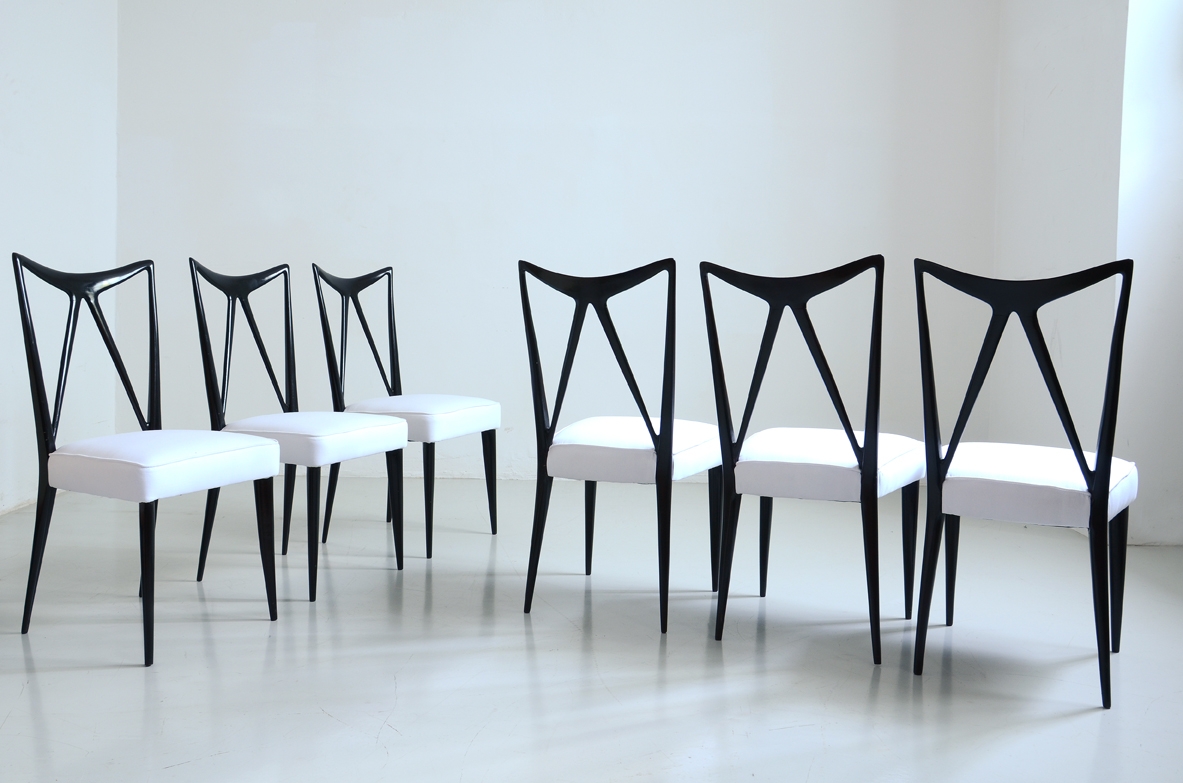 Gruppo di sei raffinate sedie in mogano tinto all'anilina, attr.Ico Parisi, 1950ca.