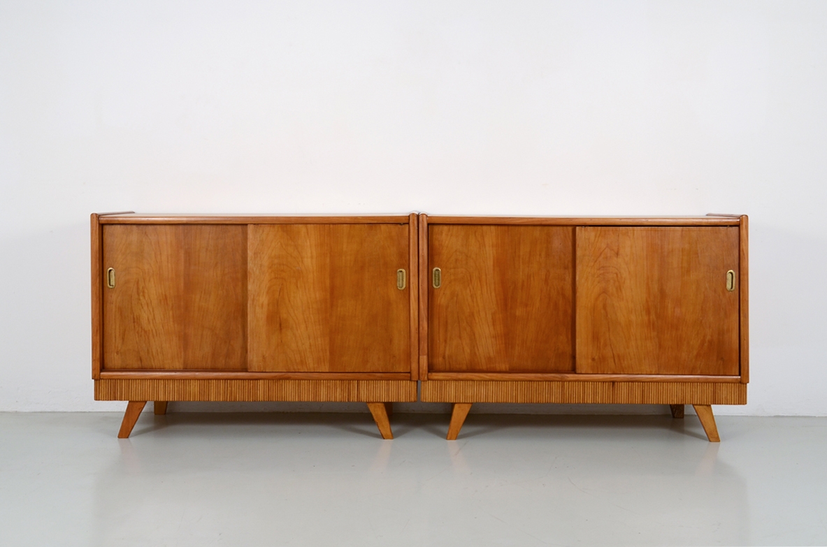 Coppia di credenze in ciliegio con ante scorrevoli e bella fascia in legno grissinato, Italia 1950.