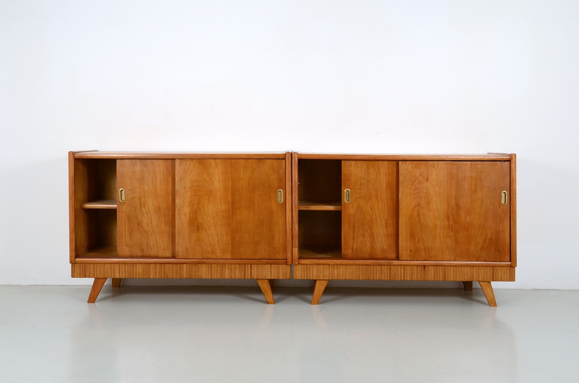 Coppia di credenzini in ciliegio con ante scorrevoli e bella fascia in legno grissinato, Italia 1950.