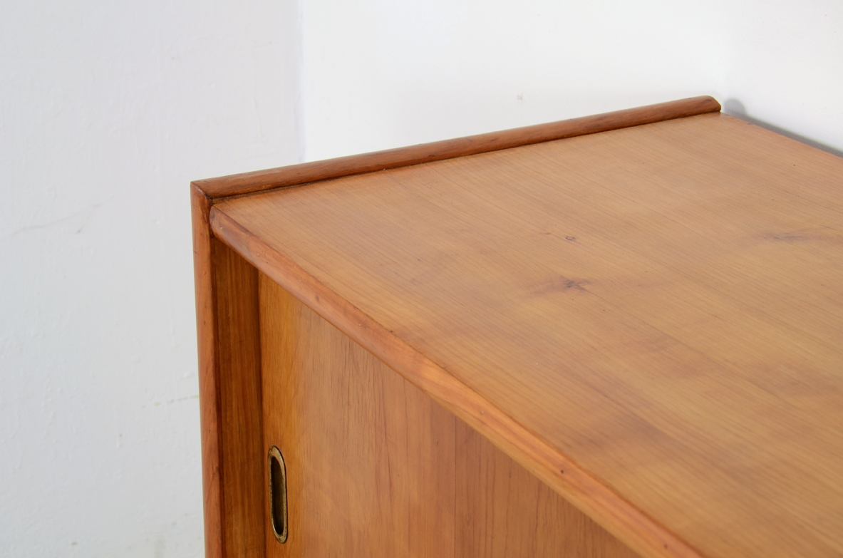 Coppia di credenze in ciliegio con ante scorrevoli e bella fascia in legno grissinato, Italia 1950.