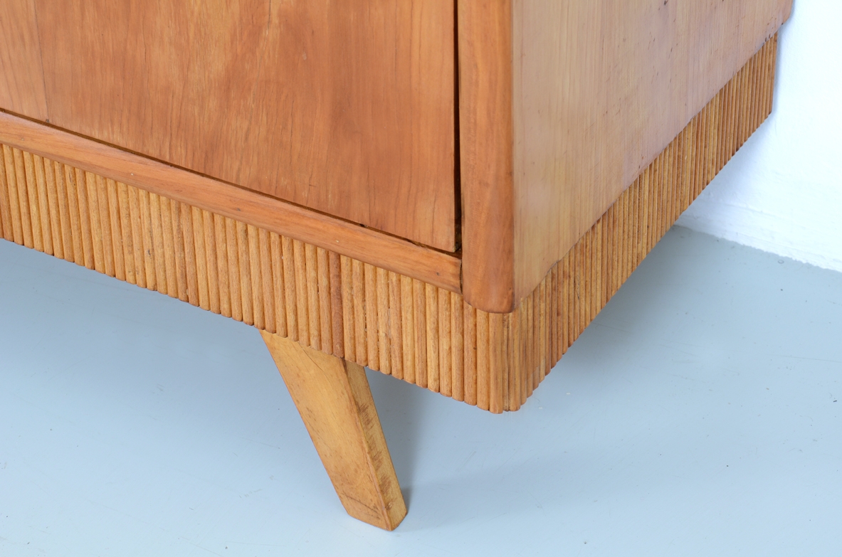 Coppia di credenze in ciliegio con ante scorrevoli e bella fascia in legno grissinato, Italia 1950.