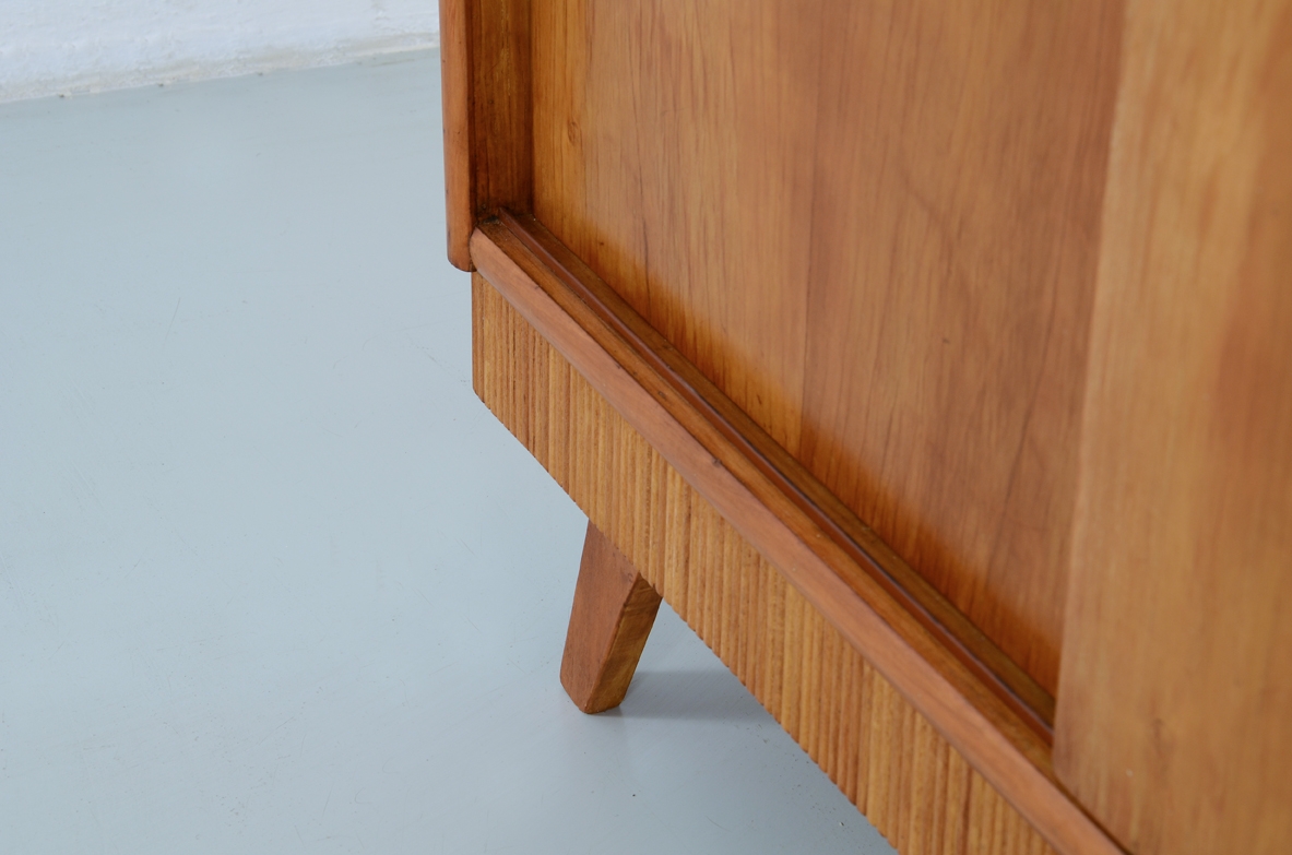 Coppia di credenze in ciliegio con ante scorrevoli e bella fascia in legno grissinato, Italia 1950.