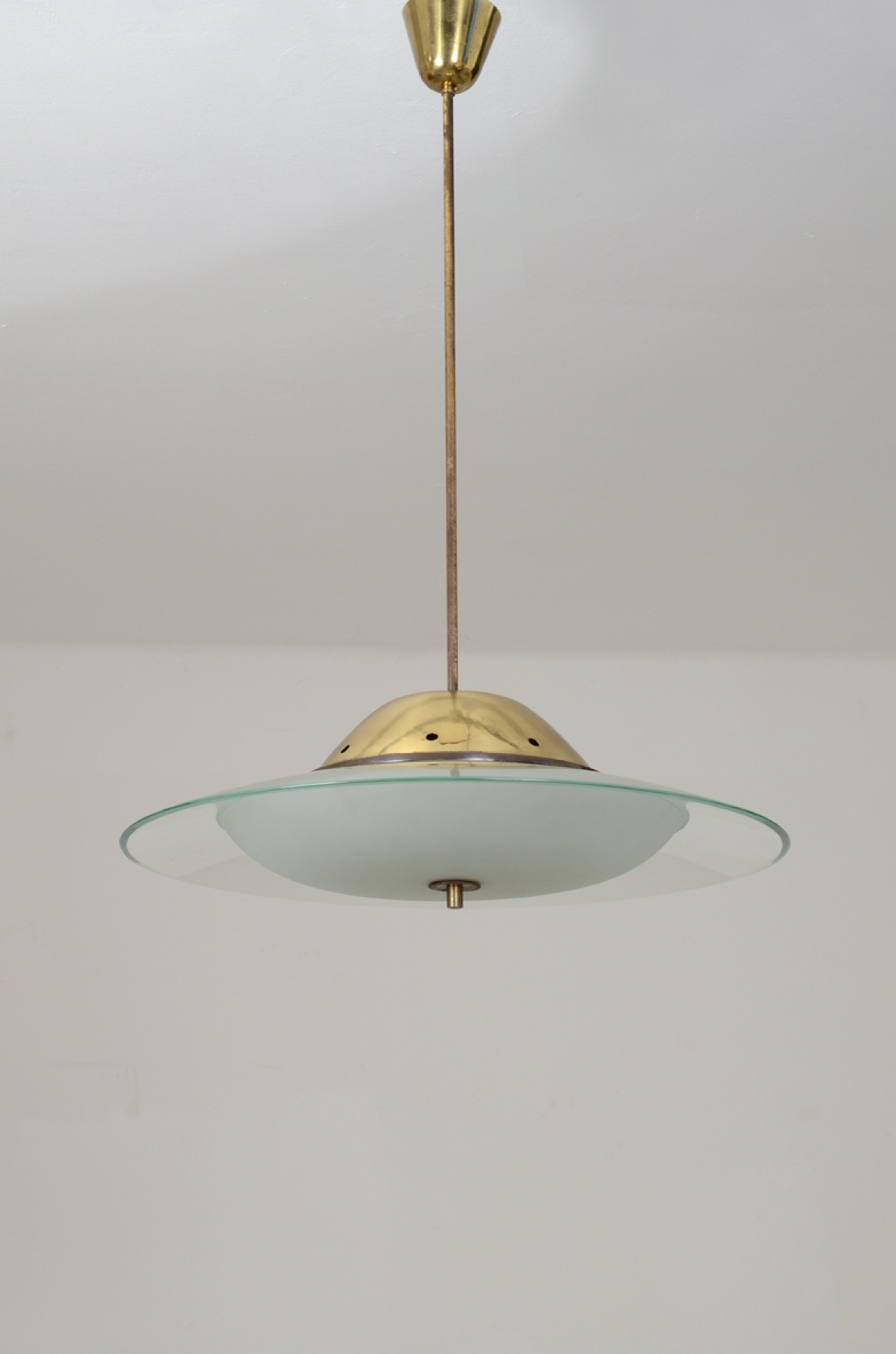 Pietro Chiesa, lampadario in cristallo e ottone, Fontana Arte 1936. Pietro Chiesa, lampadario in cristallo e ottone, Fontana Arte 1936.