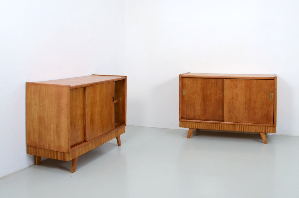 Coppia di credenze in ciliegio con ante scorrevoli e bella fascia in legno grissinato, Italia 1950.