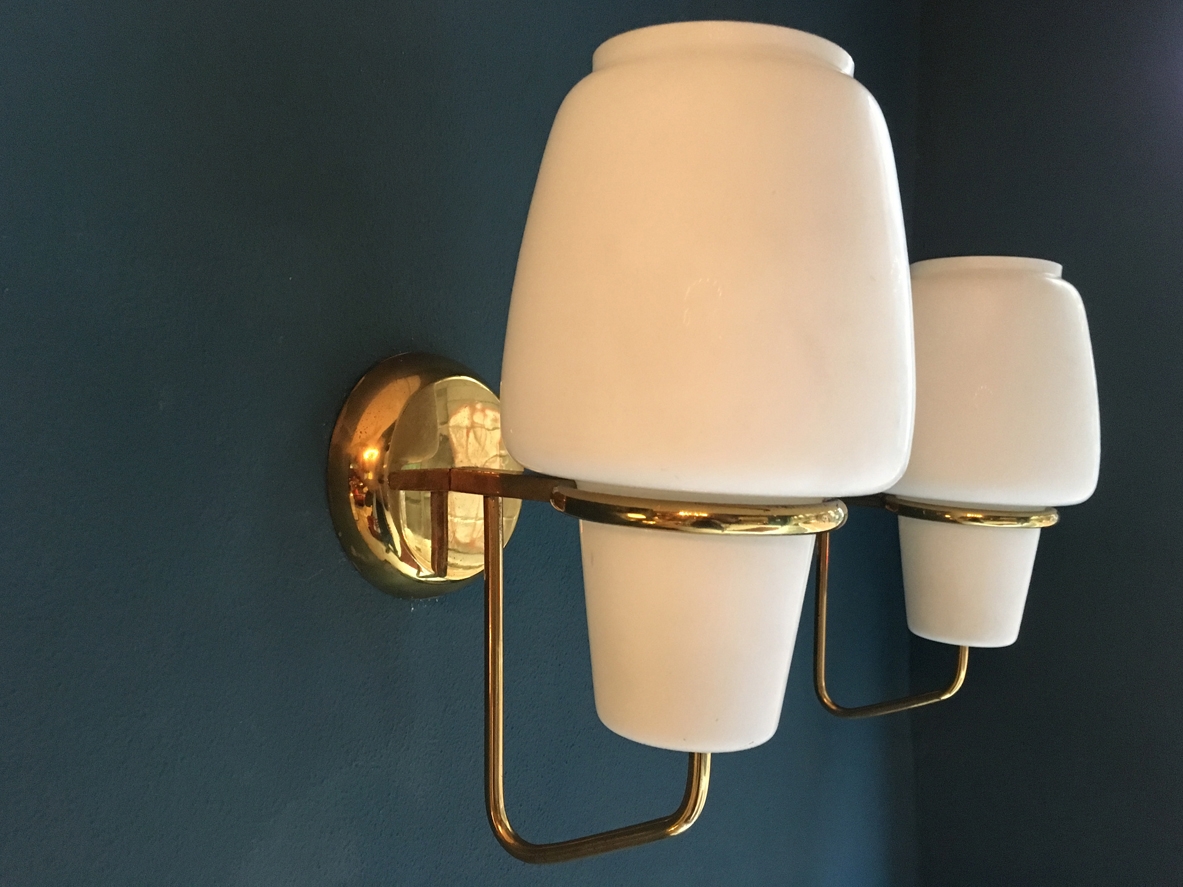 Coppia di applique in ottone e vetro opaline, produzione Arredoluce 1950ca. Coppia di applique in ottone e vetro opaline, produzione Arredoluce 1950ca.
