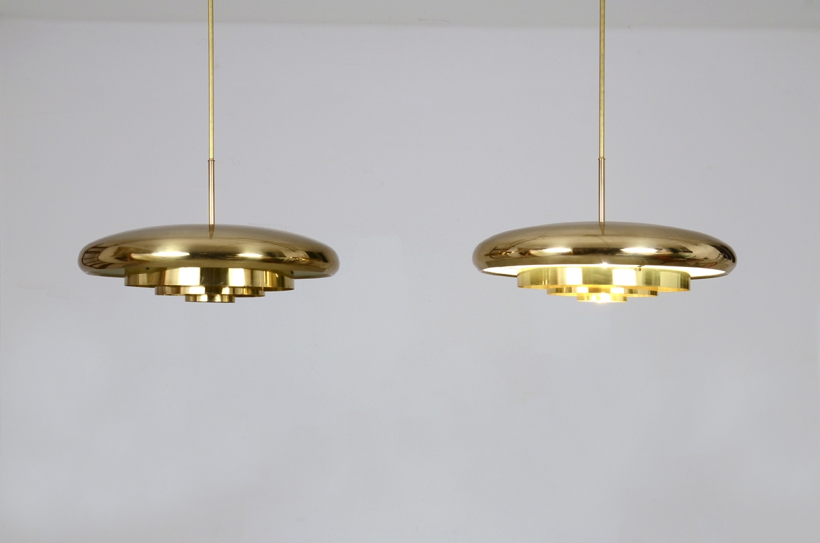 Rara coppia di lampadari in ottone, produzione Bergoms, Svezia 1960.