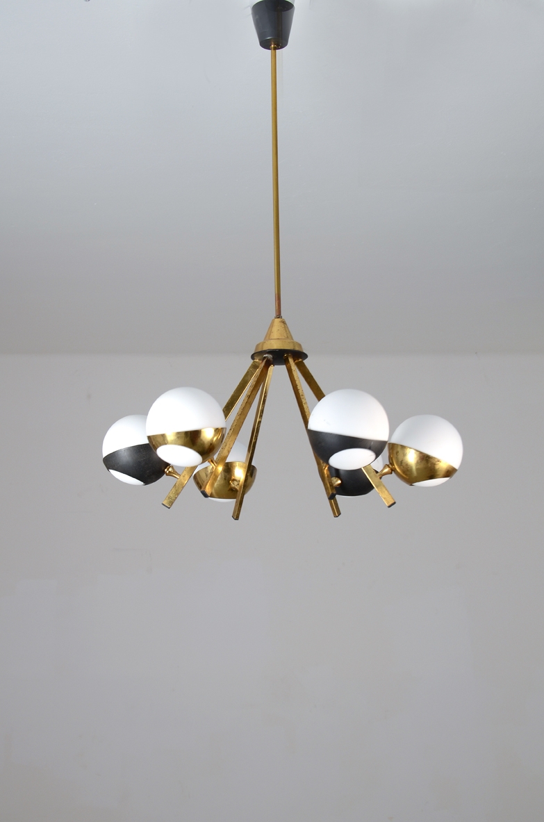 Stilnovo, lampadario in metallo a sei sfere nero e ottone e opaline, 1950ca.