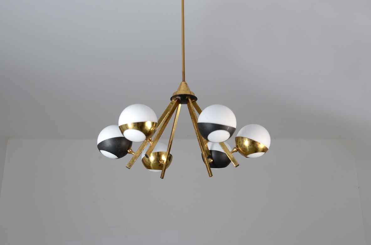 Stilnovo, 1950's refined ceiling lamp in metalwork with brass details and six black and white opaline glass bowls.