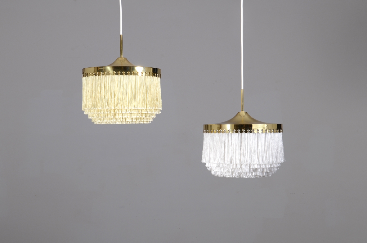 Hans-Agne Jakobsson, rara lampade a sospensione in ottone con frange in seta, Modello T604 prod. by Hans Agne Jakobsson AB. Svezia 1965. Hans-Agne Jakobsson, rara lampade a sospensione in ottone con frange in seta, Modello T604 prod. by Hans Agne Jakobsson AB. Svezia 1965.