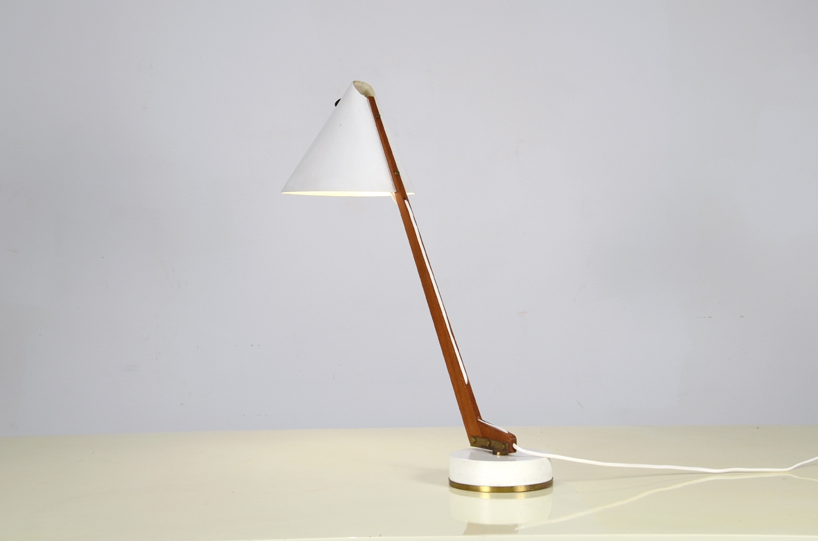 H.Agne Jacobsson, rare 1950's adjustable table lamp in painted metal with wooden stem.