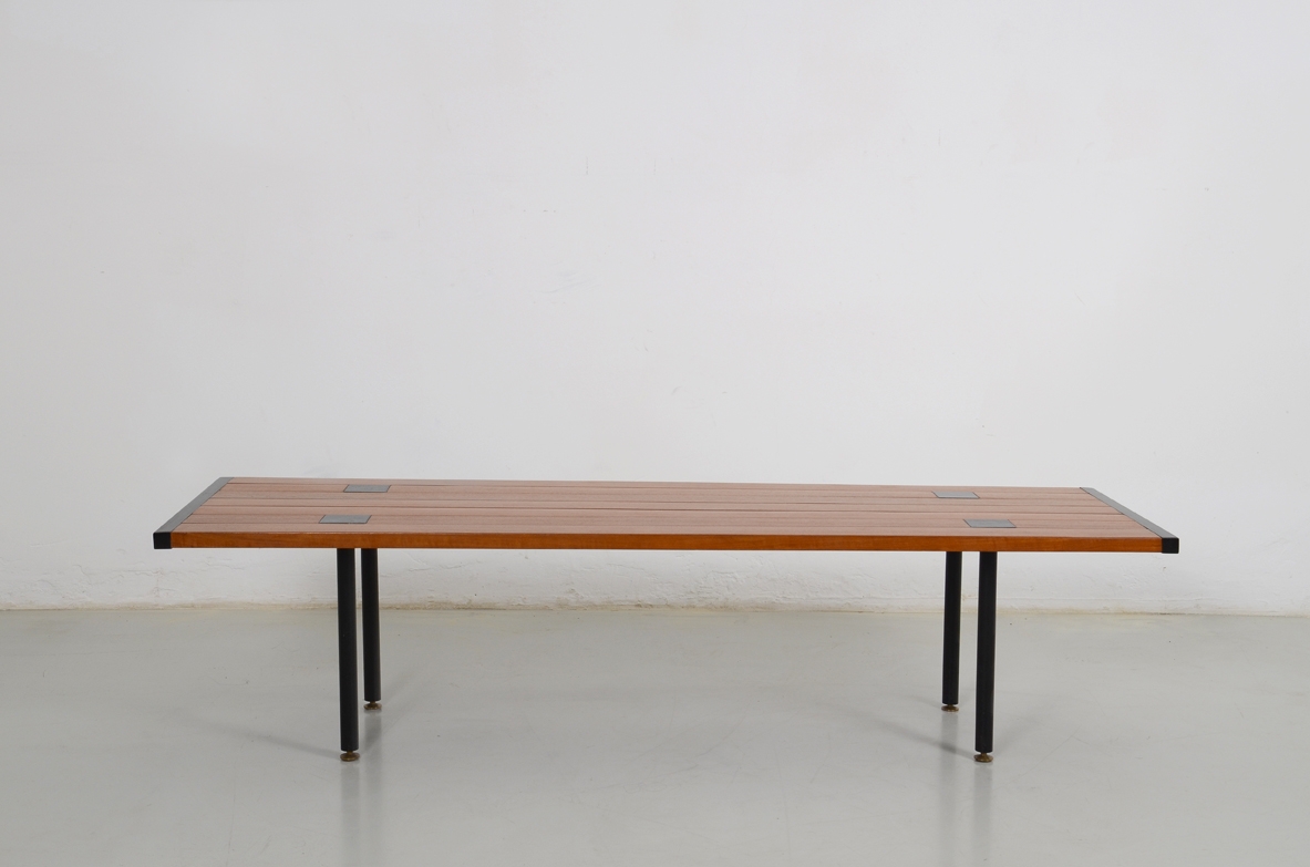 Ettore Sottsass, tavolo basso da centro a doghe con struttura in ferro e ottone, produzione Poltronova 1957.
