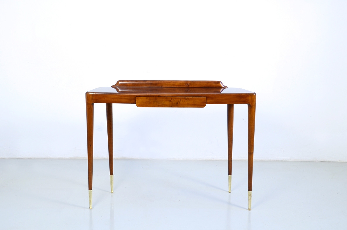 Elegante console con sottili gambe tornite e lunghi puntali in ottone, piano in opaline rosso scuro. Italia 1950ca.