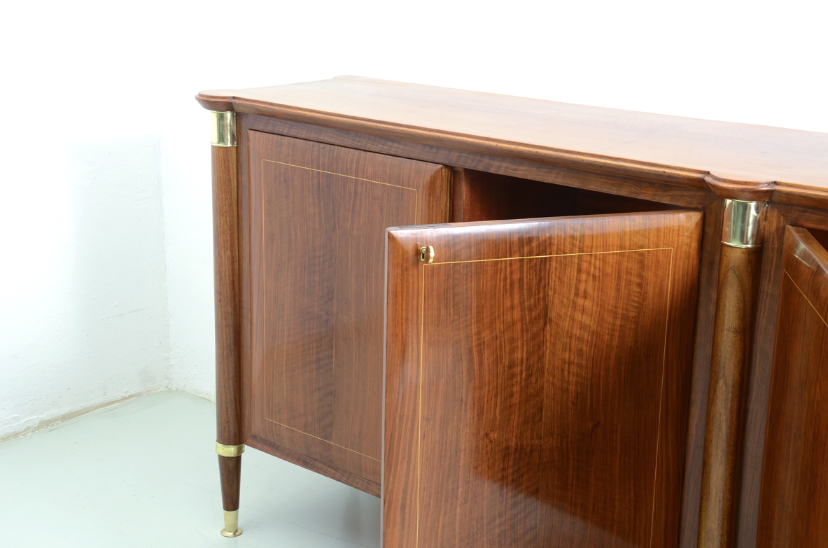 Paolo Buffa, credenza in noce biondo con montanti a colonna e ante filettate in acero, 1950ca.
