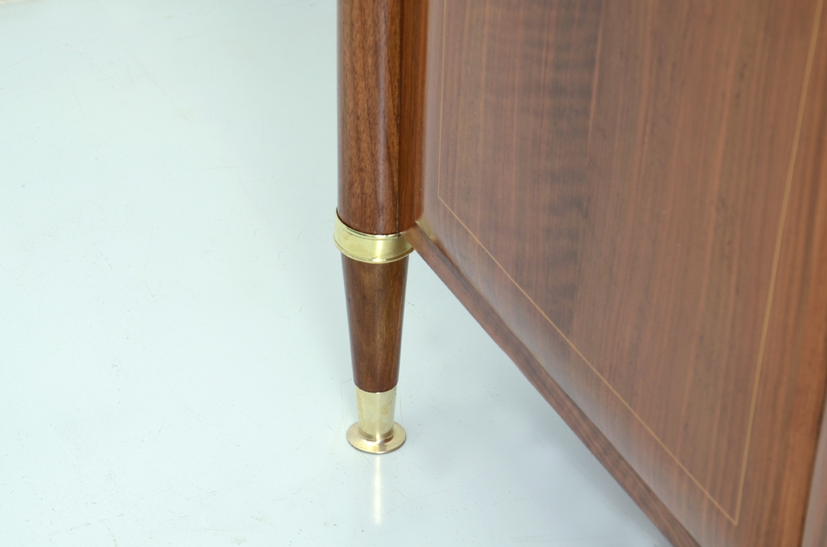 Paolo Buffa, credenza in noce biondo con montanti a colonna e ante filettate in acero, 1950ca.