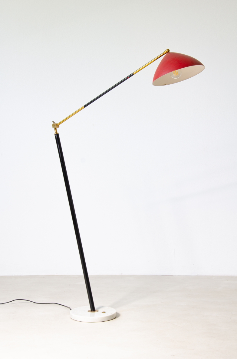 Stilux, piantana in metallo e ottone con cappello laccato e base in marmo con interruttore originale, 1950ca. Etichetta originale all'interno.