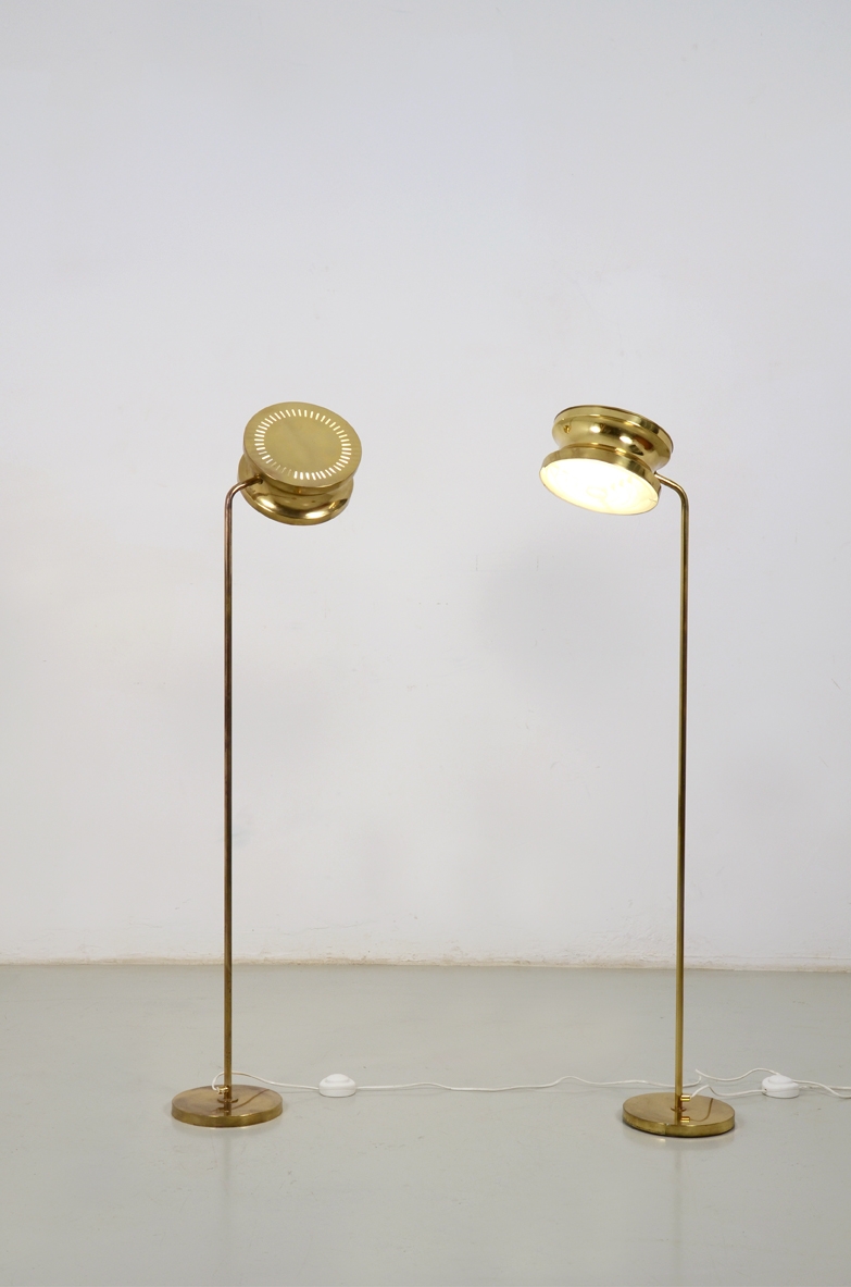 Anders Pherson, due lampade da terra in ottone modello 292, produzione Ateljé Lyktan, Svezia 1960.
