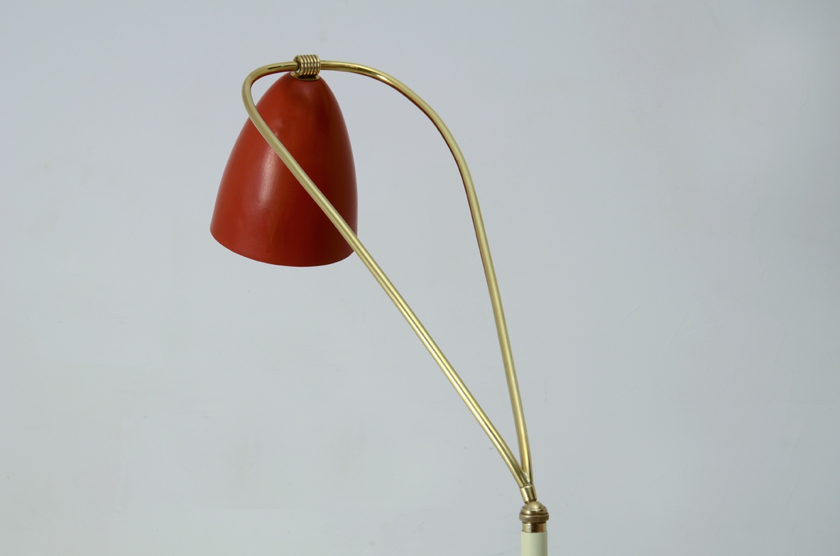 Arredoluce, piccola piantana con base in marmo triangolare e campanella rossa su braccio regolabile in tutte le direzioni, 1950ca. Arredoluce, piccola piantana con base in marmo triangolare e campanella rossa su braccio regolabile in tutte le direzioni, 1950ca.