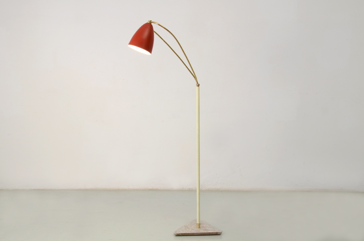 Arredoluce, piccola piantana con base in marmo triangolare e campanella rossa su braccio regolabile in tutte le direzioni, 1950ca. Arredoluce, piccola piantana con base in marmo triangolare e campanella rossa su braccio regolabile in tutte le direzioni, 1950ca.