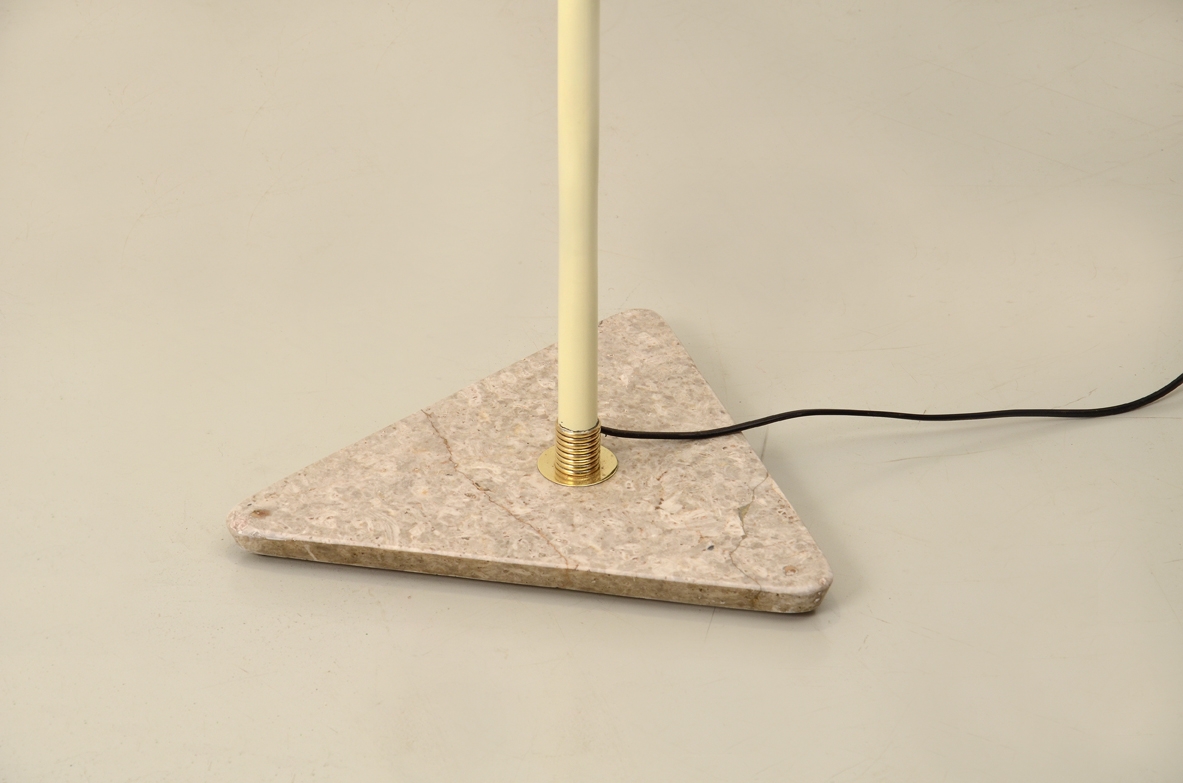 Arredoluce, piccola piantana con base in marmo triangolare e campanella rossa su braccio regolabile in tutte le direzioni, 1950ca. Arredoluce, piccola piantana con base in marmo triangolare e campanella rossa su braccio regolabile in tutte le direzioni, 1950ca.