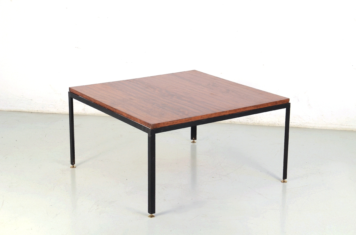 Tavolino con struttura in metallo e piano in mogano di Cuba.  Produzione Saporiti Italia, 1960ca.  Etichetta del produttore. Tavolino con struttura in metallo e piano in mogano di Cuba.  Produzione Saporiti Italia, 1960ca.  Etichetta del produttore.