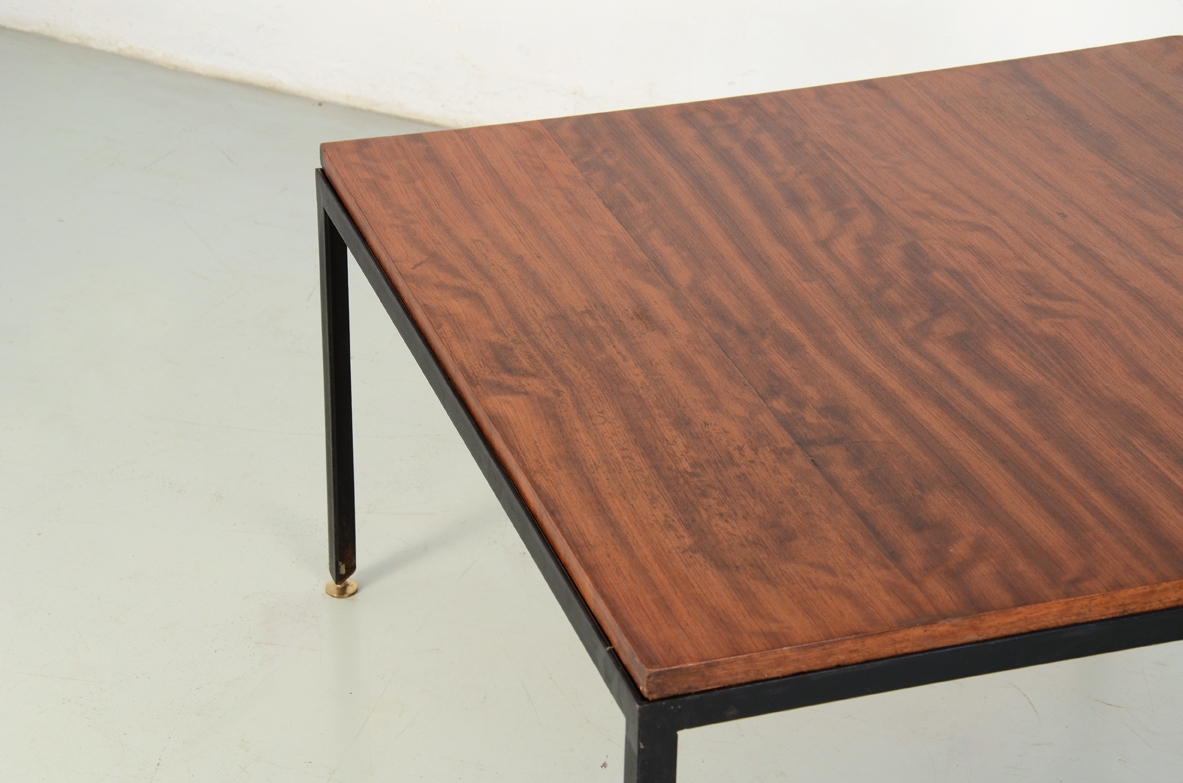 Tavolino con struttura in metallo e piano in mogano di Cuba.  Produzione Saporiti Italia, 1960ca.  Etichetta del produttore. Tavolino con struttura in metallo e piano in mogano di Cuba.  Produzione Saporiti Italia, 1960ca.  Etichetta del produttore.