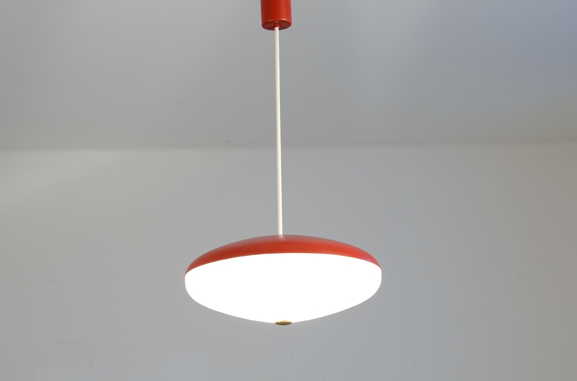 Stilnovo, lampadario in metallo laccato e vetro opaline, 1950ca. Stilnovo, lampadario in metallo laccato e vetro opaline, 1950ca.