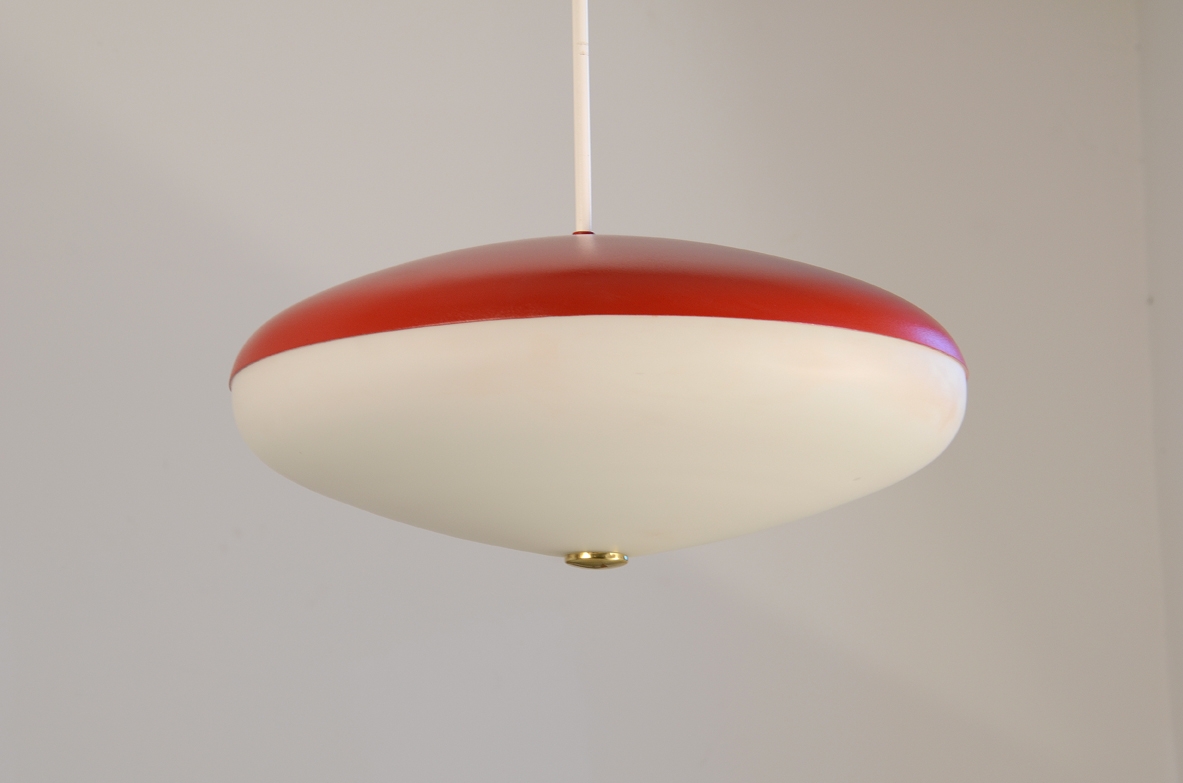 Stilnovo, lampadario in metallo laccato e vetro opaline, 1950ca. Stilnovo, lampadario in metallo laccato e vetro opaline, 1950ca.