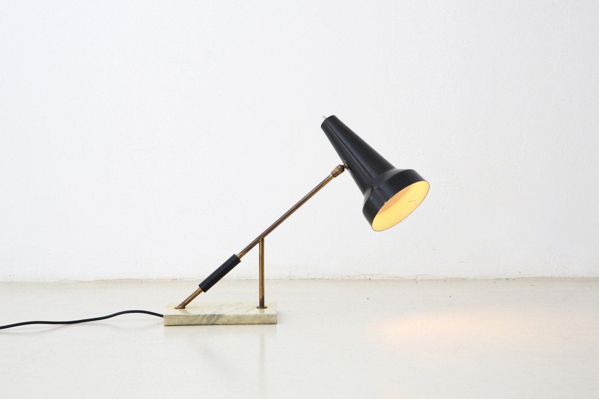 O Luce, piccola lampada con base in marmo e diffusore in metallo laccato, primi anni 50.