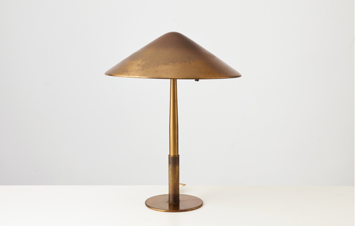 Stilnovo, grande lampada da tavolo mod.8084 in ottone. Etichetta del produttore. 1950ca. Stilnovo, grande lampada da tavolo mod.8084 in ottone. Etichetta del produttore. 1950ca.