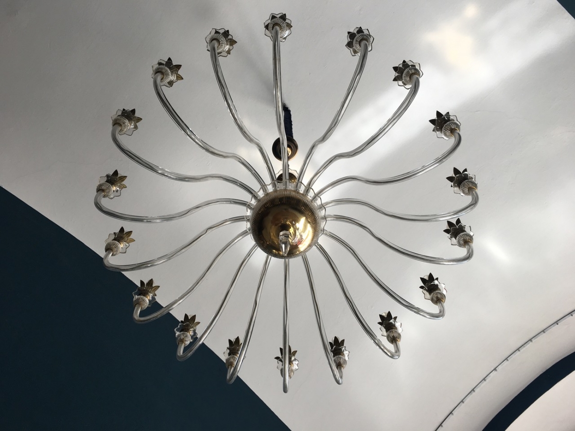 Palme & Walter, majestic Chandelier made of transparent very light crystal glass with 18 lights. 