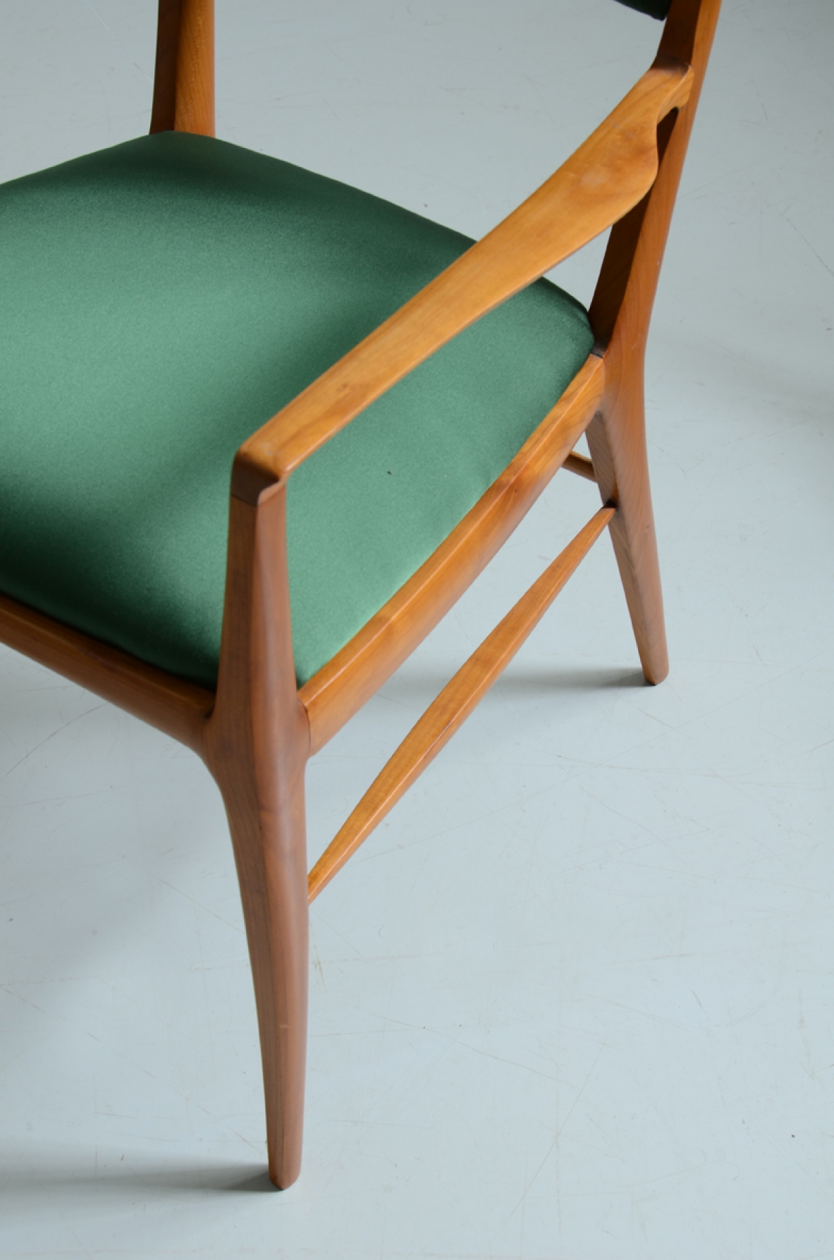 Elegant group of 6 chairs in cherry wood, with satin seat and back, 1950s.