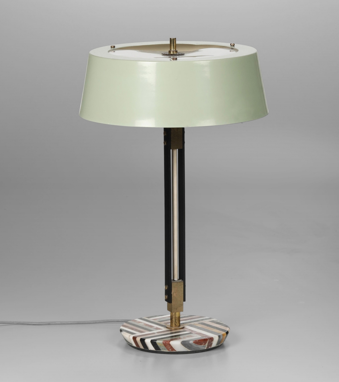 Stilnovo, originale lampada da tavolo con struttura in ottone e metallo laccato, base in marmo. Stilnovo, originale lampada da tavolo con struttura in ottone e metallo laccato, base in marmo.
