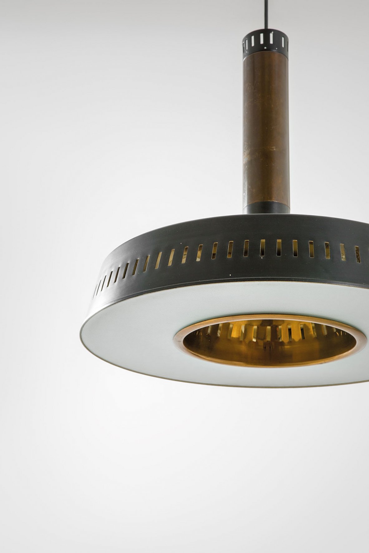 Rara la lampada a sospensione in metallo laccato, ottone e vetro stampato. Prod. Stilnovo 1960. Rara la lampada a sospensione in metallo laccato, ottone e vetro stampato. Prod. Stilnovo 1960.