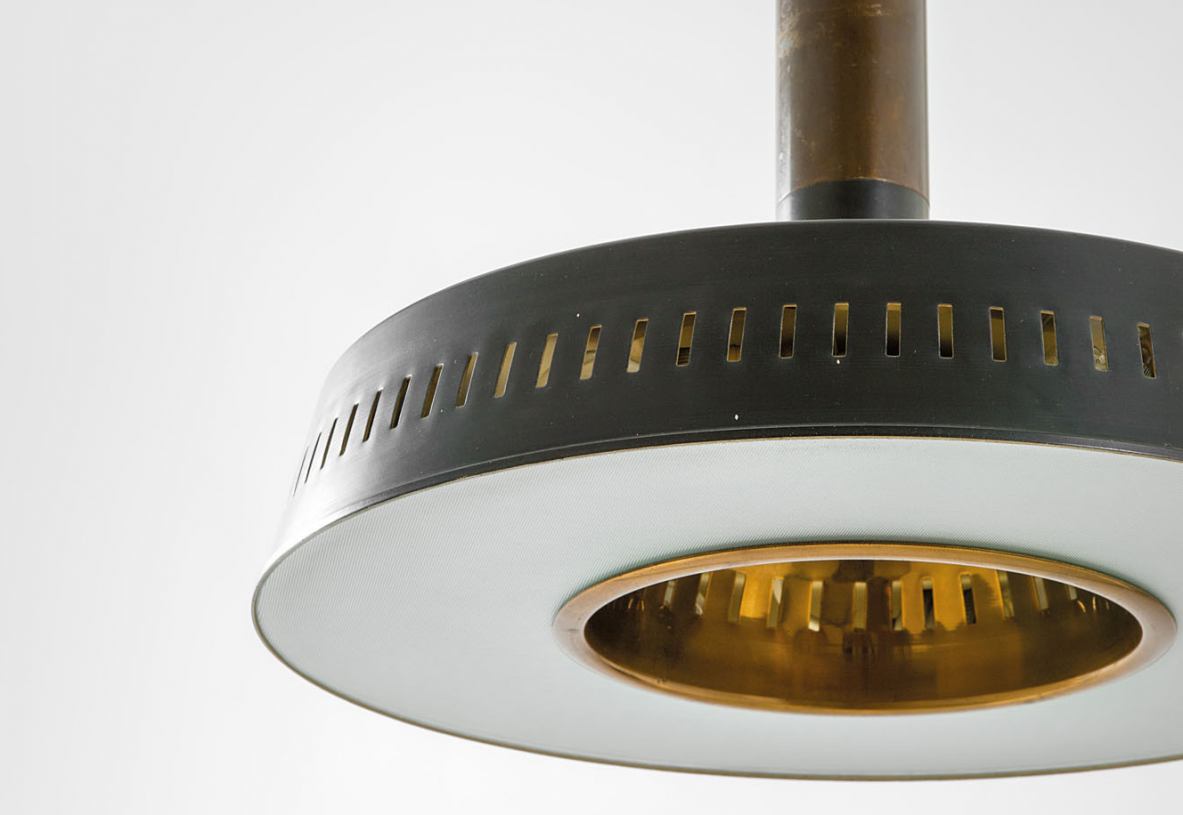 Rara la lampada a sospensione in metallo laccato, ottone e vetro stampato. Prod. Stilnovo 1960. Rara la lampada a sospensione in metallo laccato, ottone e vetro stampato. Prod. Stilnovo 1960.