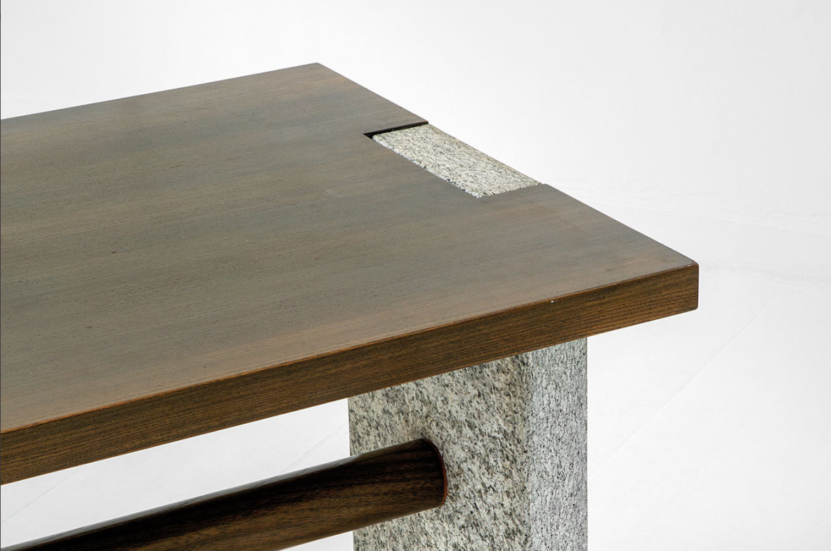 Carlo Scarpa, raro tavolo console con montanti in granito grigio e piano in legno di rovere tinto. Prod. Simon, 1972.