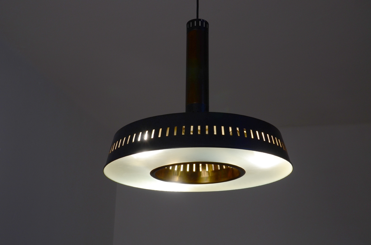 Rara la lampada a sospensione in metallo laccato, ottone e vetro stampato. Prod. Stilnovo 1960. Rara la lampada a sospensione in metallo laccato, ottone e vetro stampato. Prod. Stilnovo 1960.