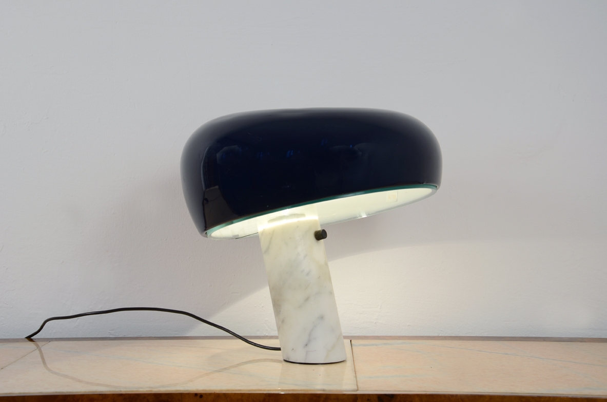 Achille&Pier Giacomo Castiglioni. Lampada da tavolo mod. Snoopy. Marmo di Carrara, cristallo sagomato, allumnio laccato blu notte. Produzione Flos, 1967. Achille&Pier Giacomo Castiglioni. Lampada da tavolo mod. Snoopy. Marmo di Carrara, cristallo sagomato, allumnio laccato blu notte. Produzione Flos, 1967.