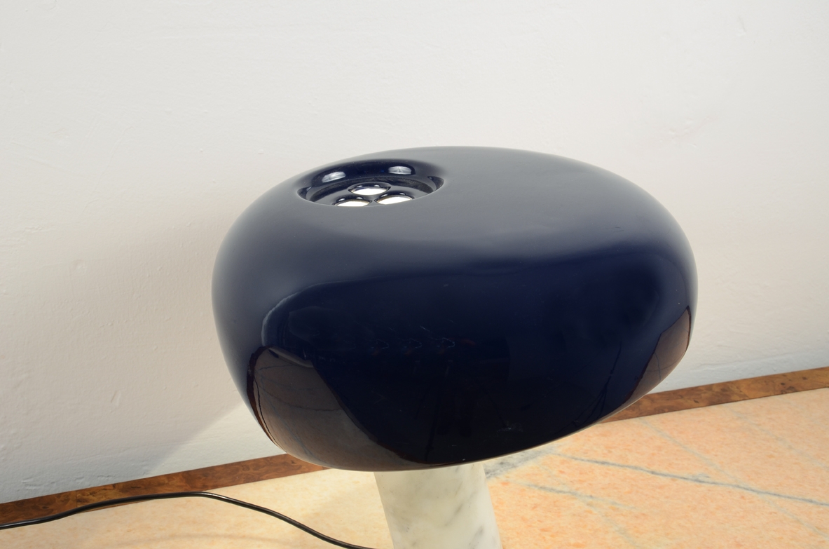 Achille&Pier Giacomo Castiglioni. Lampada da tavolo mod. Snoopy. Marmo di Carrara, cristallo sagomato, allumnio laccato blu notte. Produzione Flos, 1967. Achille&Pier Giacomo Castiglioni. Lampada da tavolo mod. Snoopy. Marmo di Carrara, cristallo sagomato, allumnio laccato blu notte. Produzione Flos, 1967.