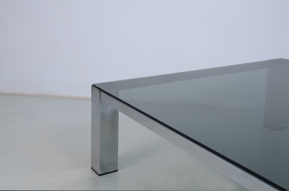 Grande tavolino da caffè con struttura in metallo e piano quadrato in vetro. 1960ca.