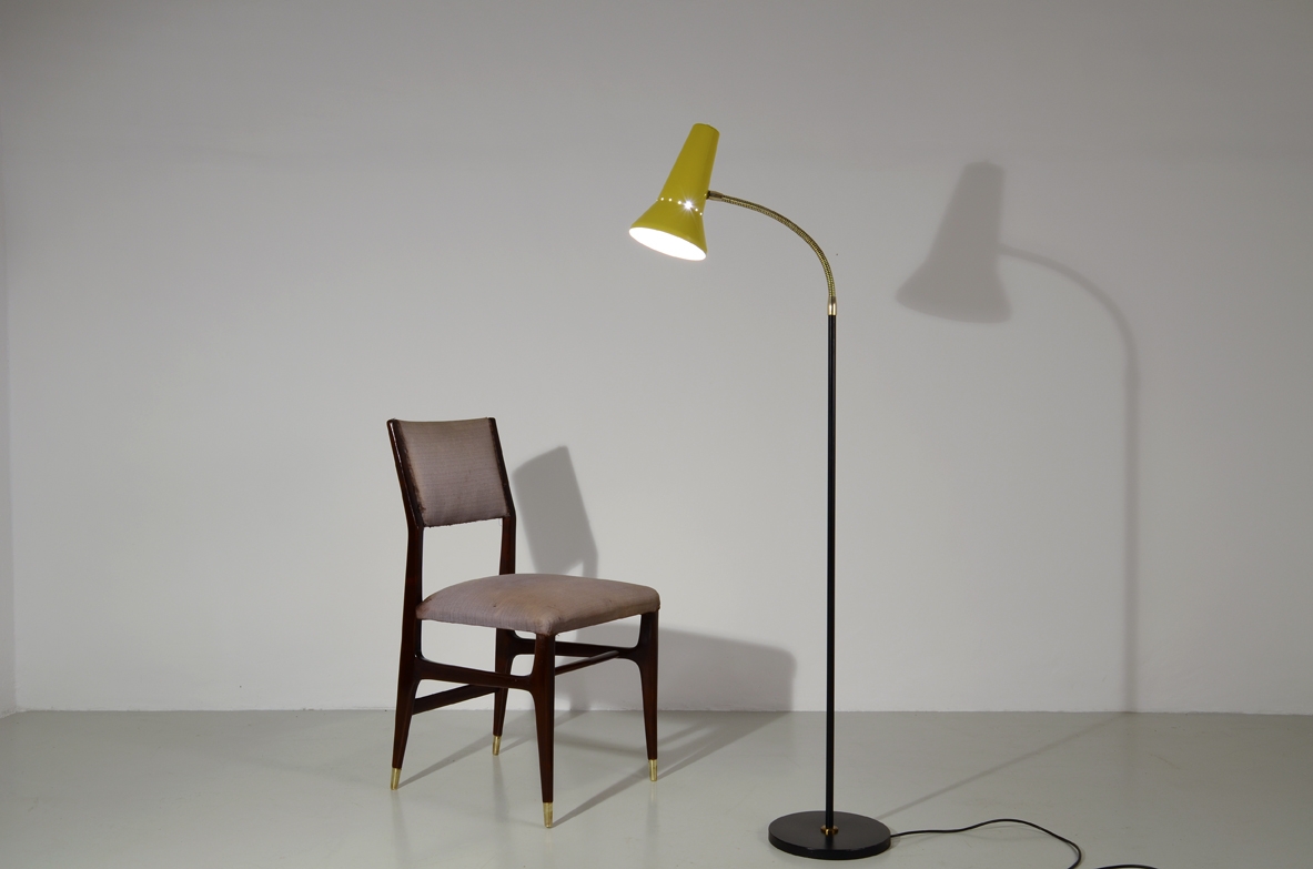 Stilux, lampada da lettura in metallo e ottone con cappello colorato, primi anni 50'. Stilux, lampada da lettura in metallo e ottone con cappello colorato, primi anni 50'.