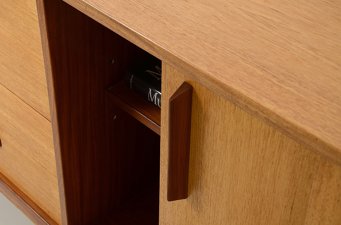 Italian 1960's sideboard in oak wood with refined details. Prod.Vittorio Dassi Torino.