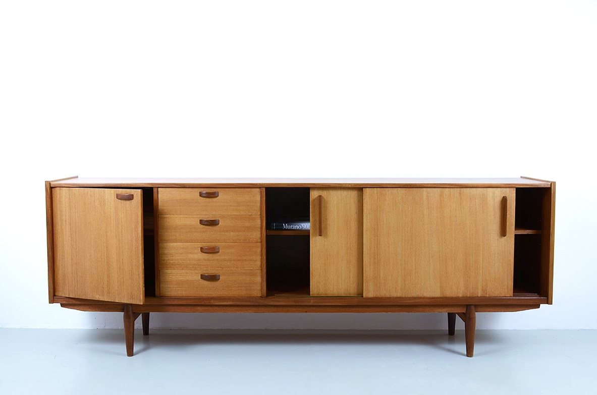 Italian 1960's sideboard in oak wood with refined details. Prod.Vittorio Dassi Torino.