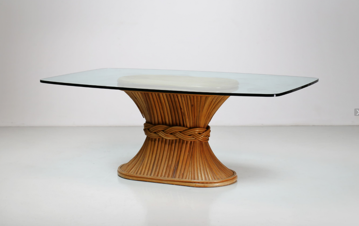 McGuire, tavolo da pranzo anni '70 realizzato in bambù con piano in cristallo molato. Stati Uniti d'America.