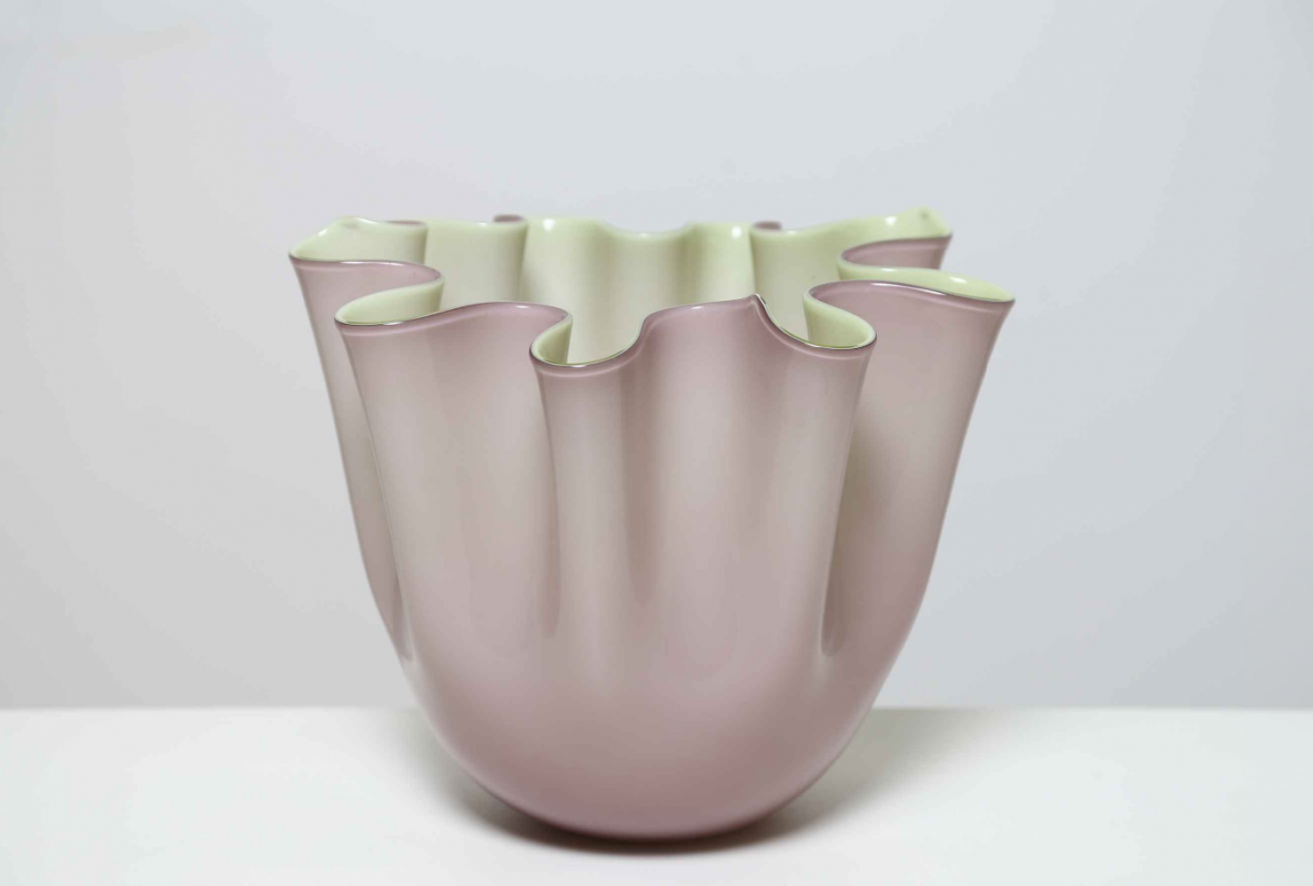 Manifattura Murano, vaso a fazzoletto in vetro incamiciato. Manifattura Murano, vaso a fazzoletto in vetro incamiciato.