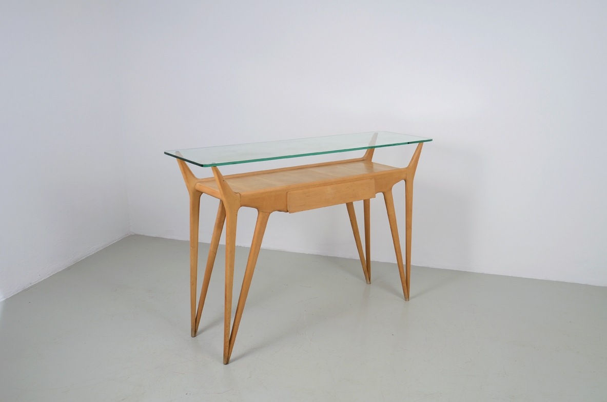 Manifattura Italiana, console in acero biondo con un cassetto centrale e piano in vetro.
