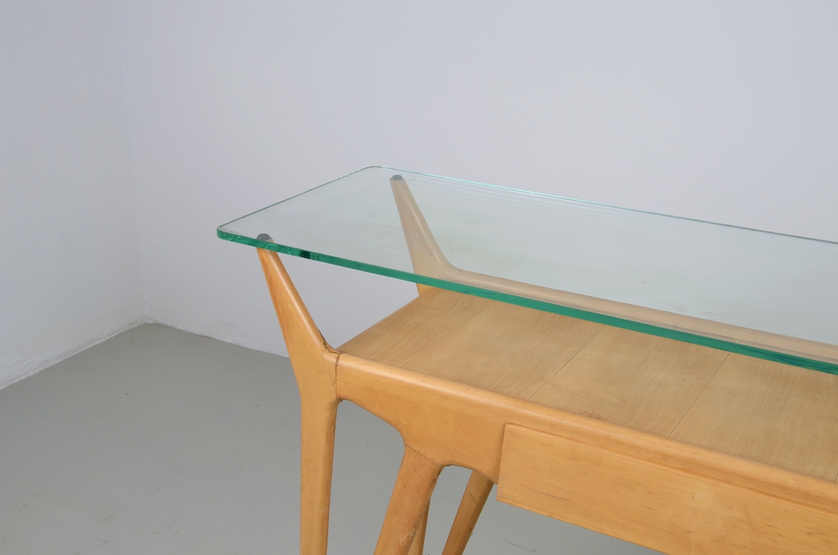 Manifattura Italiana, console in acero biondo con un cassetto centrale e piano in vetro.