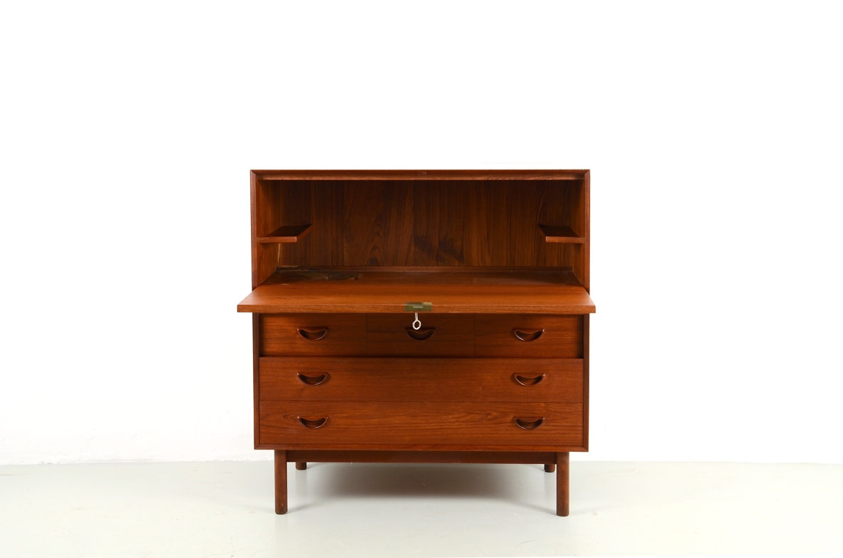 Peter Hvidt & Orla Molgaard, piccolo mobile in tek con ribalta e tre cassetti, scomparti all'interno, Danimarca 1955ca.