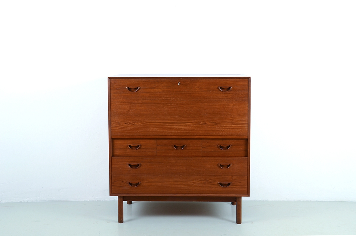 Peter Hvidt & Orla Molgaard, piccolo mobile in tek con ribalta e tre cassetti, scomparti all'interno, Danimarca 1955ca.